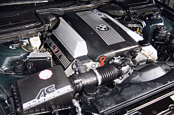 Klimaanlagenreparatur: Motorraum nach Reparatur der Klimaanlage und Instandsetzung von Klimaschlauch / Klimaleitung